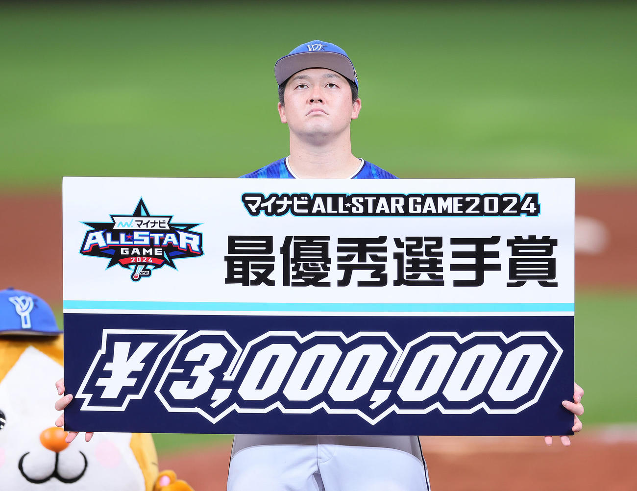 全パ対全セ　最優秀選手賞を受章した全セ牧（撮影・足立雅史）