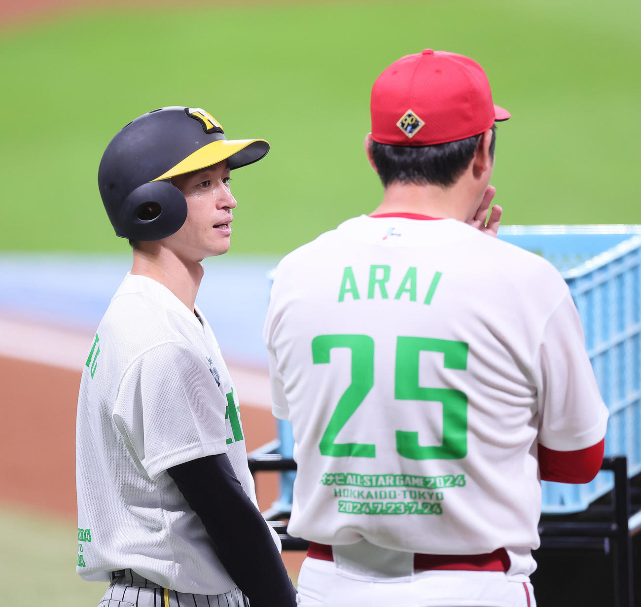 試合前、会話を交わす阪神近本（左）と広島新井（撮影・足立雅史）