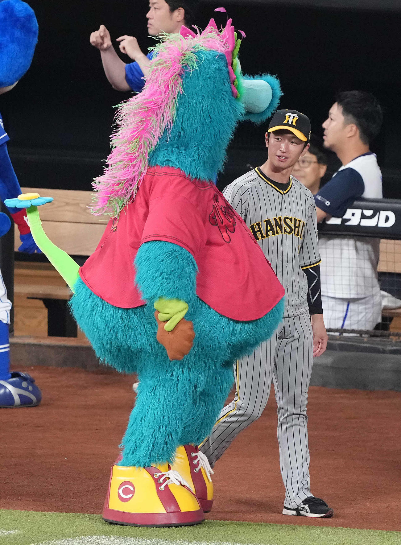 全パ対全セ　試合後、談笑する阪神近本とスラィリー（撮影・鈴木みどり）