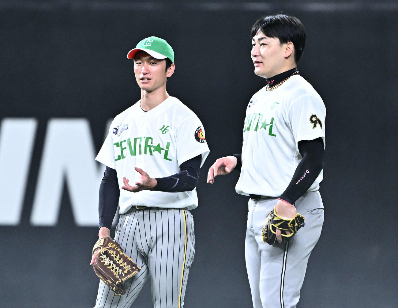 全パ対全セ　試合前練習で談笑する阪神近本（左）と巨人丸（撮影・滝沢徹郎）