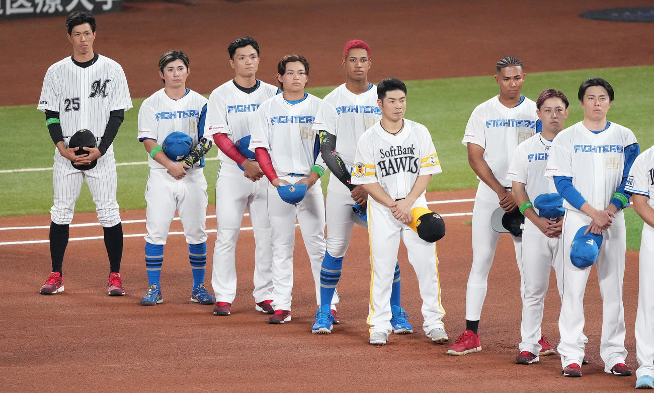全パ対全セ　整列する全パの選手たち。左から岡、上川畑、郡司、田宮、万波、近藤、水谷、河野、田中正（撮影・鈴木みどり）