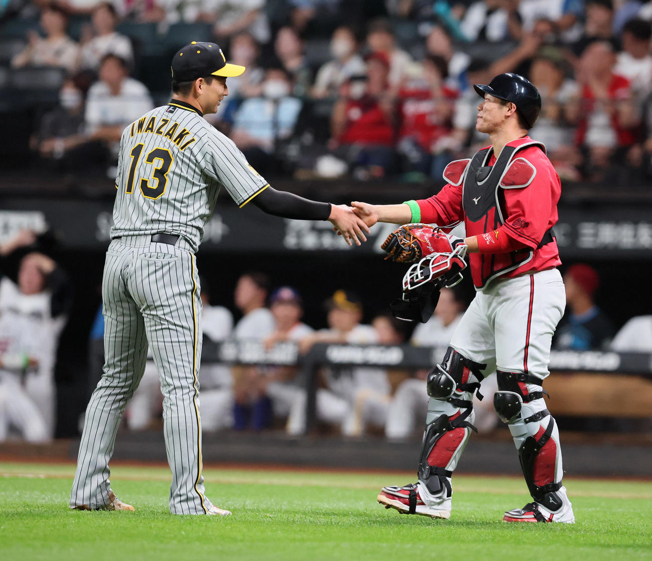 全パ対全セ　全パに勝利し坂倉（右）と握手する岩崎（撮影・加藤哉）