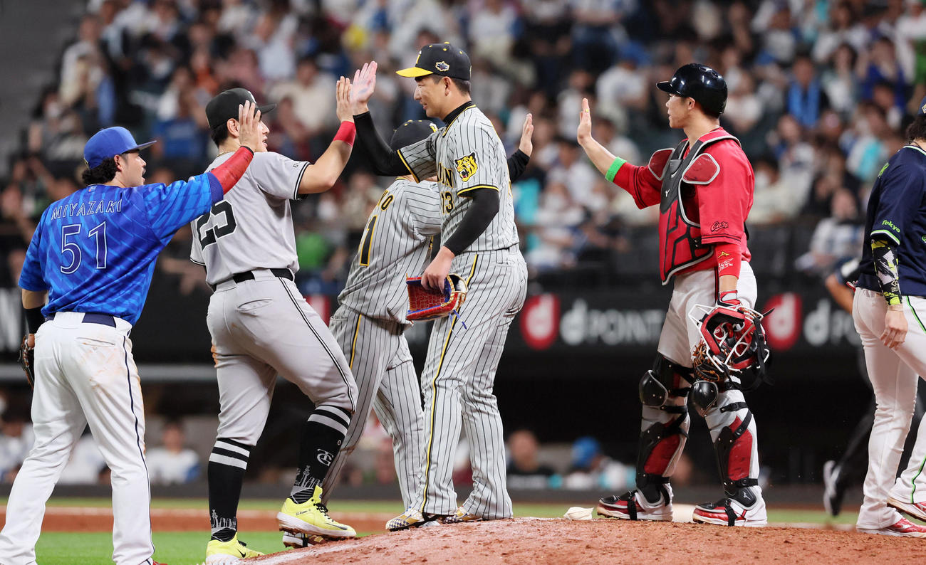 全パ対全セ　全パに勝利しナインとタッチする岩崎（撮影・加藤哉）