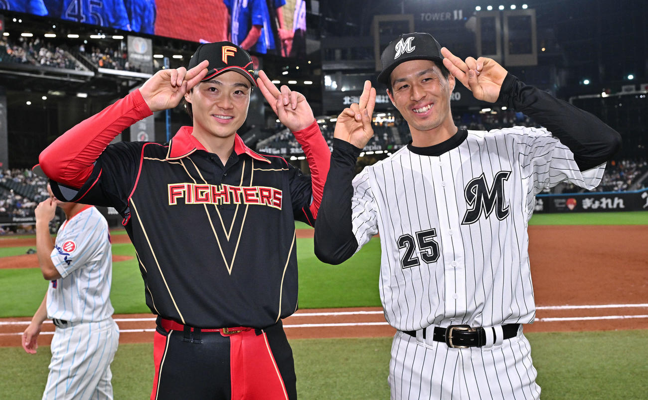 全パ対全セ　試合後、ポーズを決める日本ハム山崎（左）とロッテ岡（撮影・滝沢徹郎）