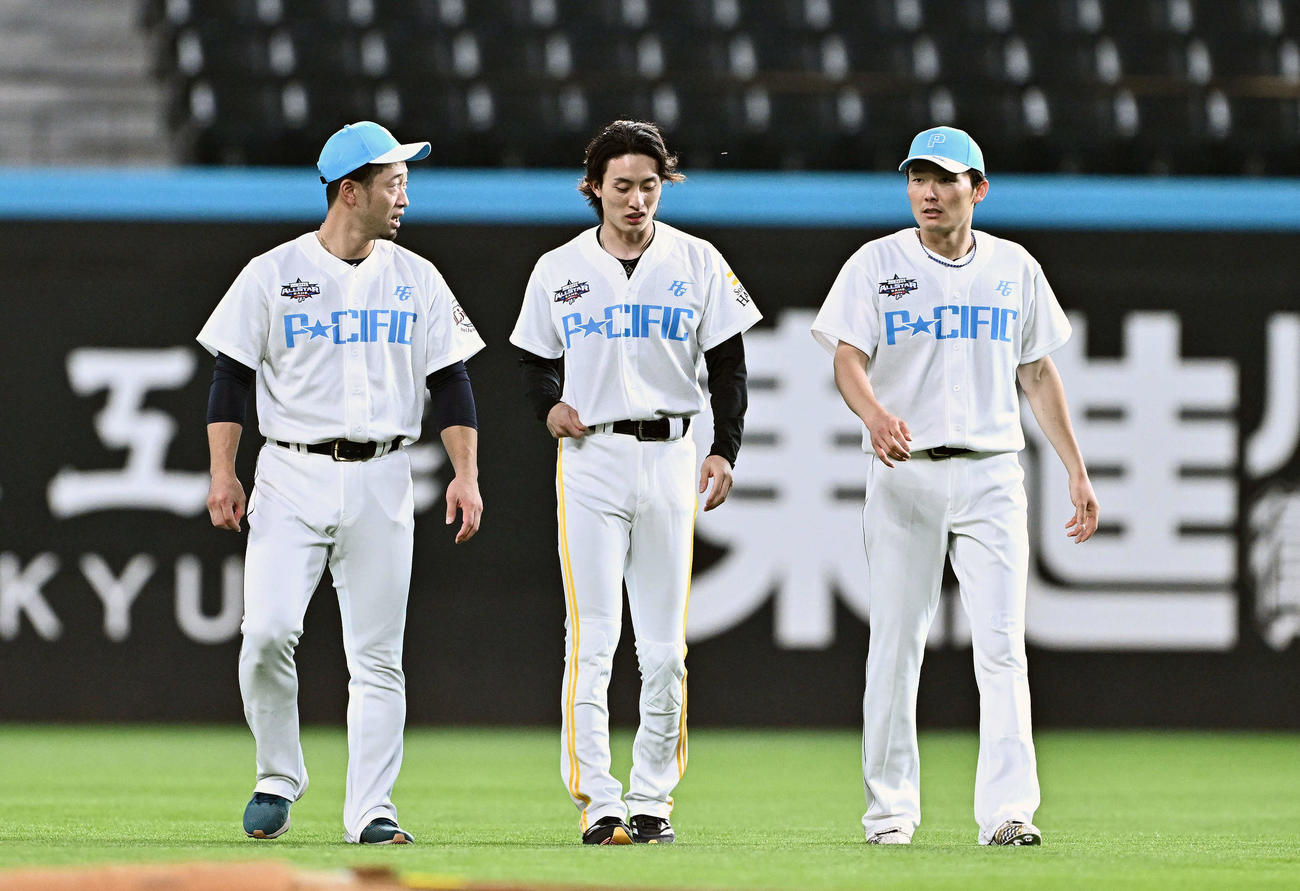 全パ対全セ　試合前練習でソフトバンク周東（中央）は西武外崎（左）と源田と話す（撮影・滝沢徹郎）
