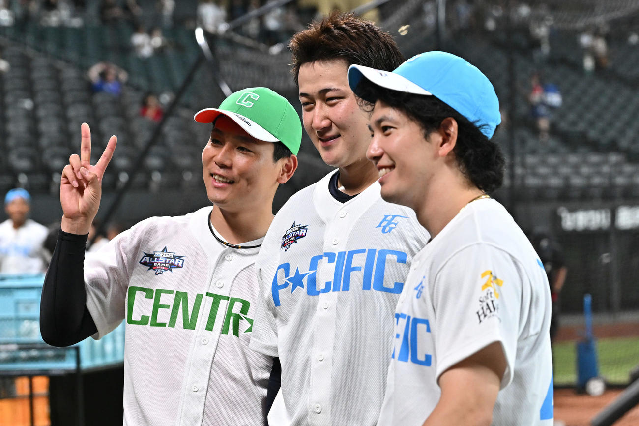 全パ対全セ　試合前練習で記念撮影する広島栗林（左）、オリックス紅林（中央）、ソフトバンク栗原（撮影・滝沢徹郎）