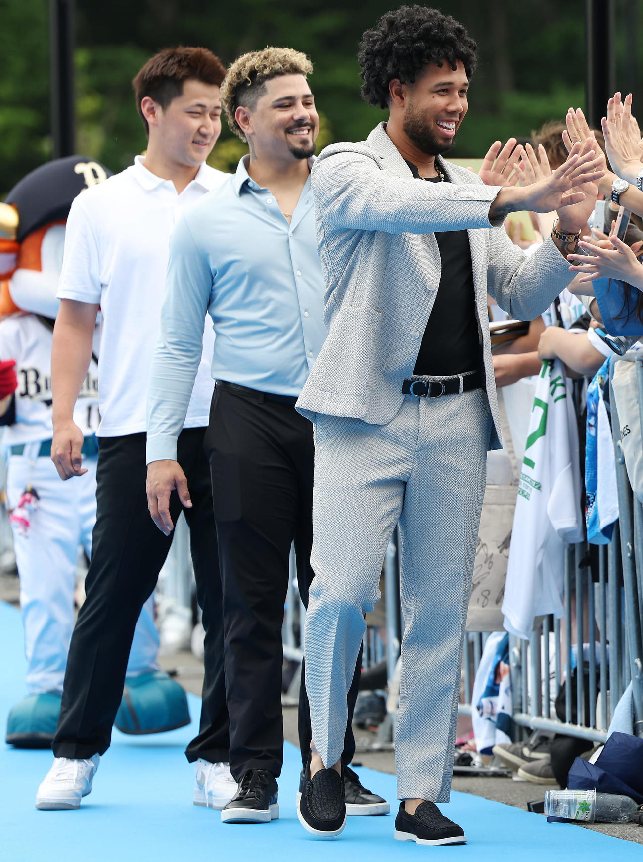 全パ対全セ　試合前のブルーカーペットショーに臨む、左からオリックス紅林、マチャド、エスピノーザ（撮影・前田充）