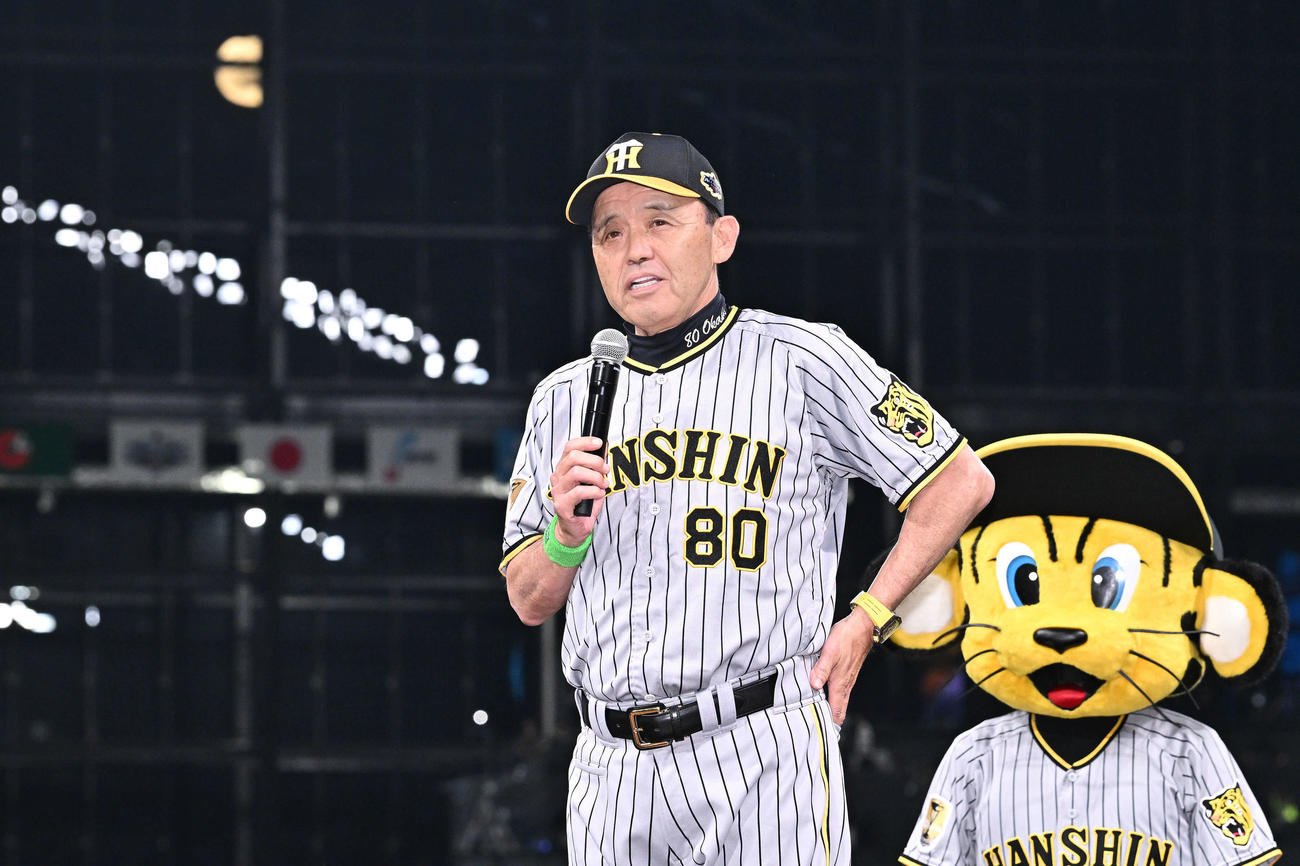 全パ対全セ　第1戦に勝利しインタビューに応じる全セ岡田監督（撮影・滝沢徹郎）