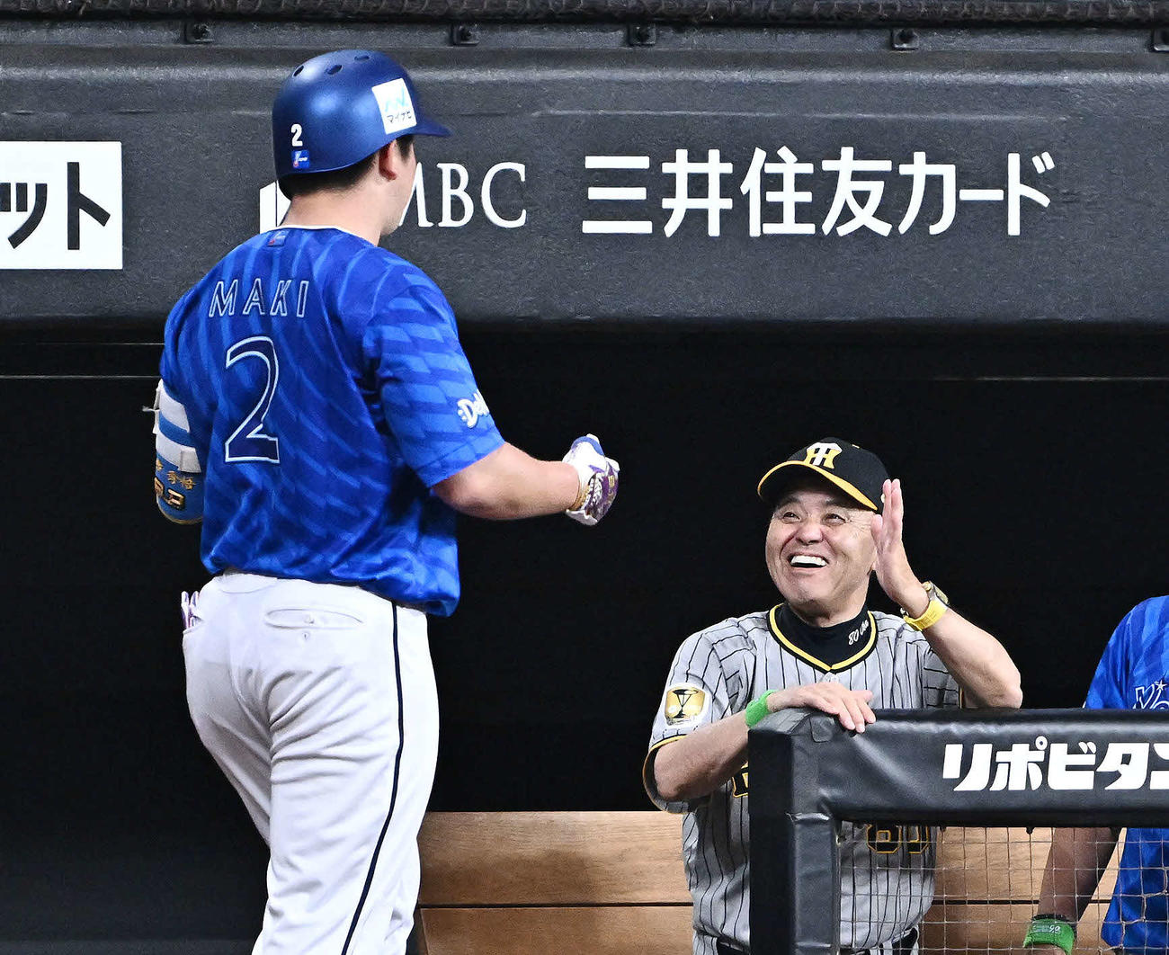 全パ対全セ　4回表全セ無死一塁、この日2本目となる2点本塁打を放った牧（左）を笑顔で迎える岡田監督（撮影・滝沢徹郎）