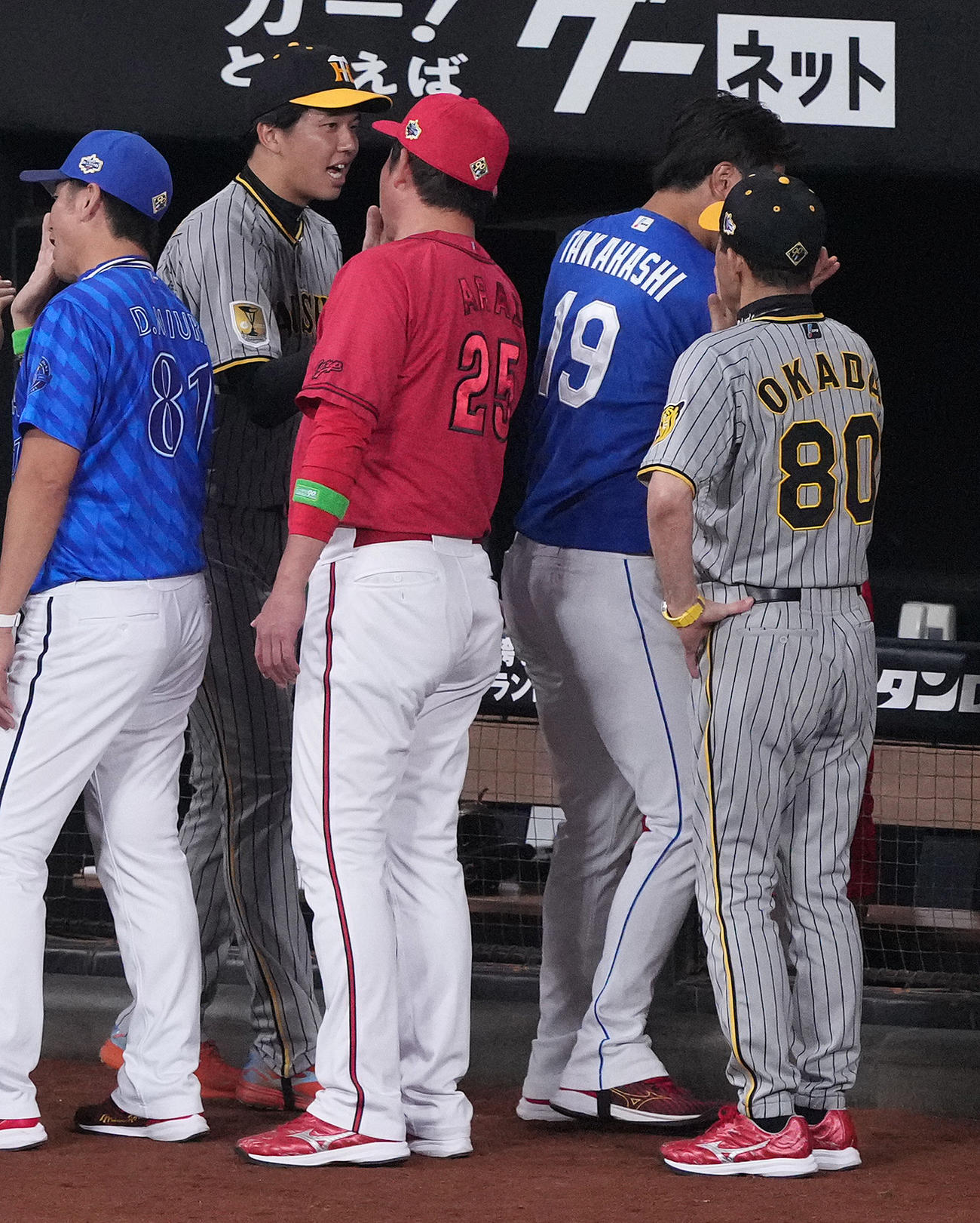 全パ対全セ　全パに勝利し、タッチを交わす全セの才木（左奥）、岡田監督（右）ら（撮影・鈴木みどり）