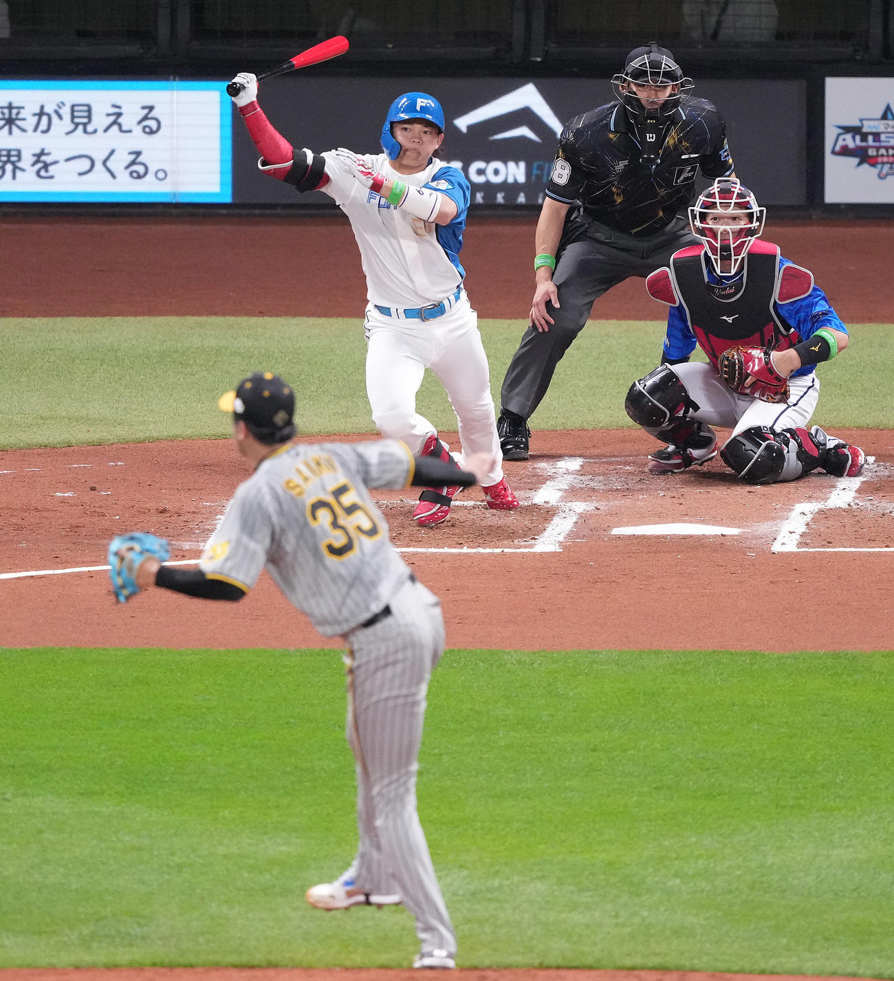 全パ対全セ　1回裏全パ2死一、二塁、右前打を放つ日本ハム田宮。投手阪神才木（撮影・鈴木みどり）
