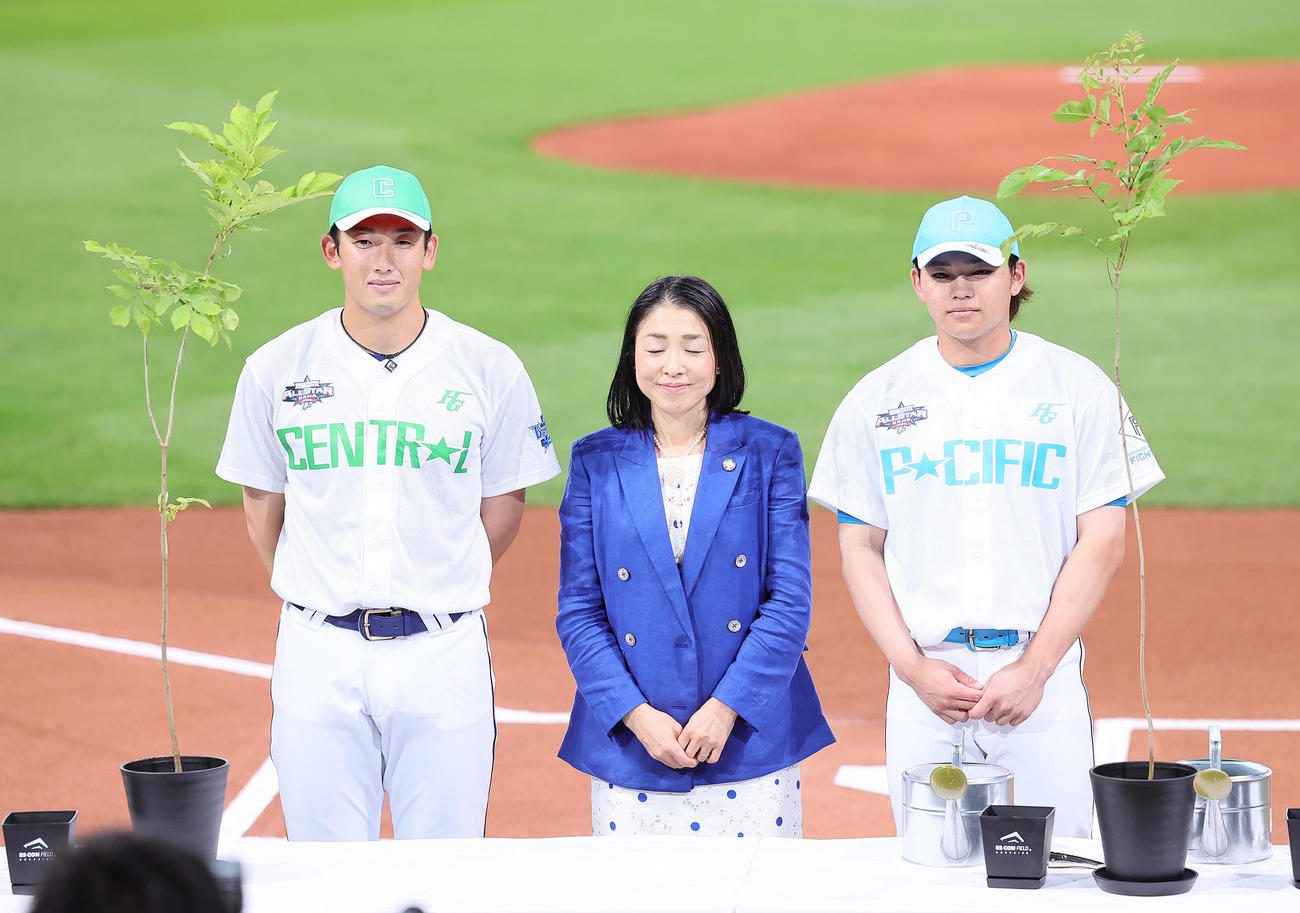 試合前、アオダモ植樹セレモニーに臨むDeNA山本（左）と日本ハム田宮（右）（撮影・足立雅史）