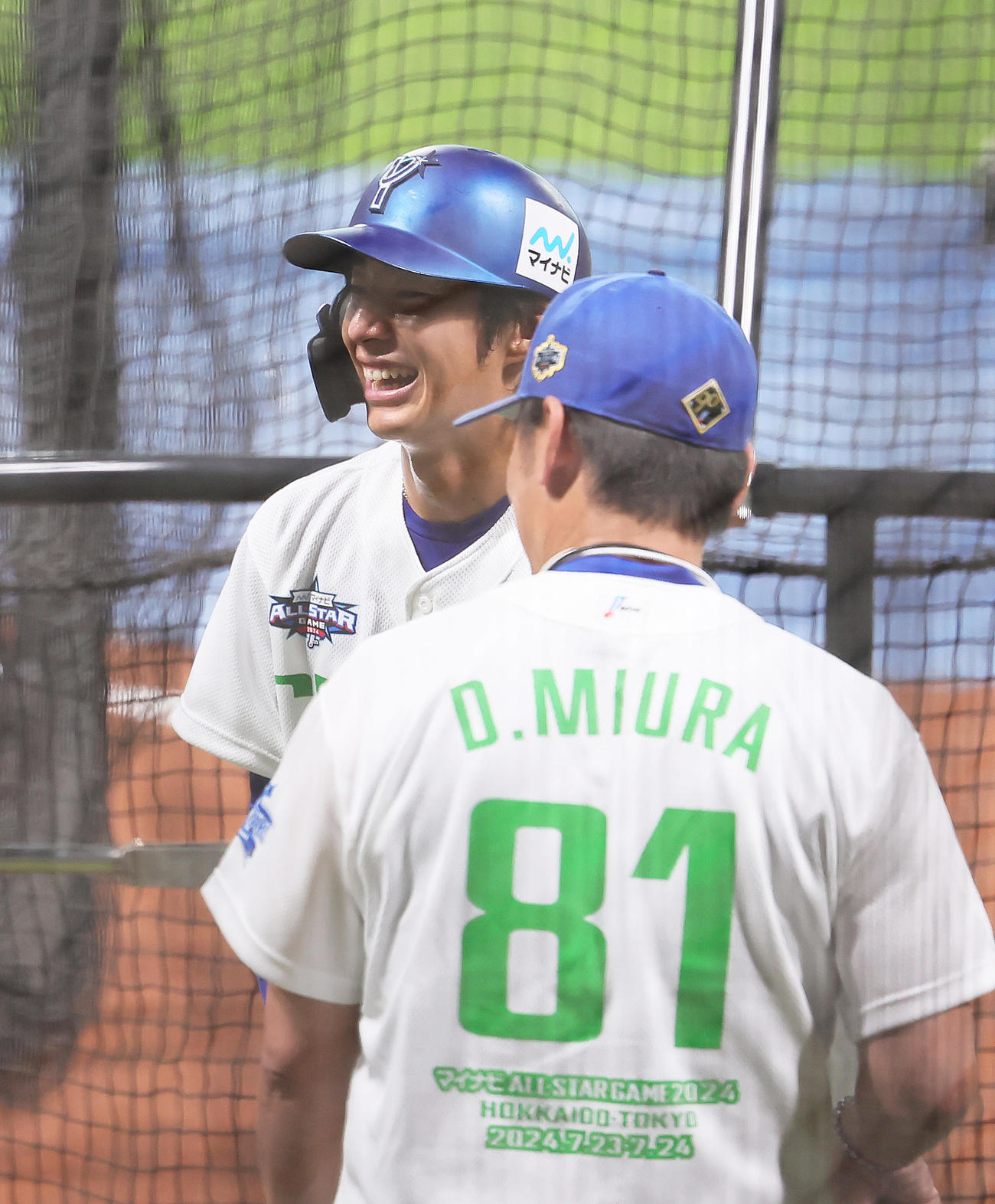 試合前、DeNA三浦監督（手前）と笑顔で話す度会（撮影・足立雅史）