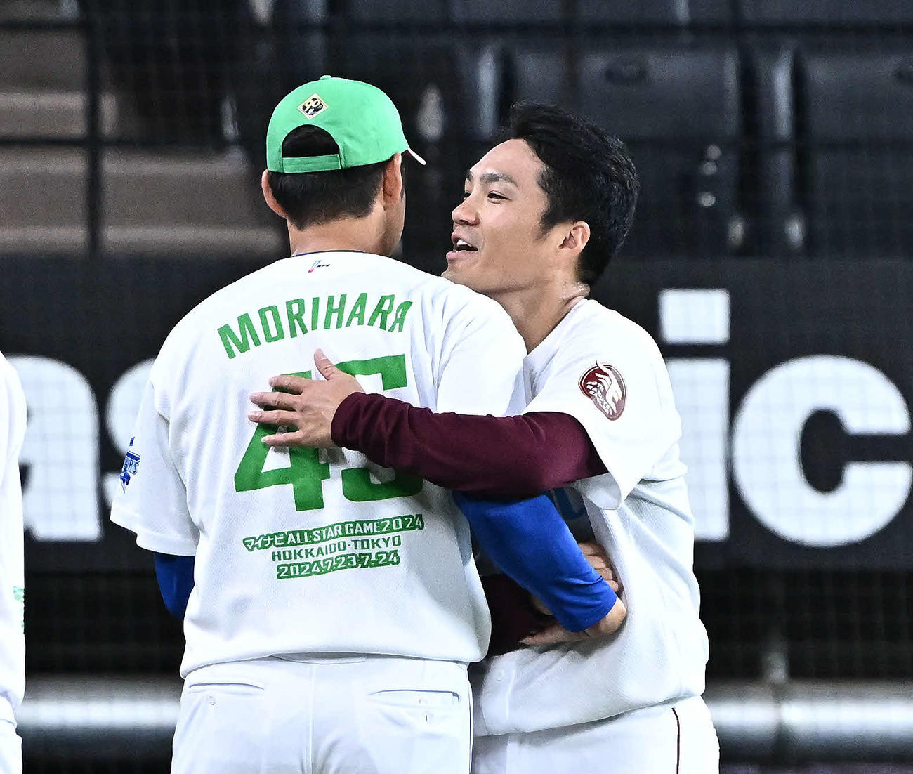 全パ対全セ　試合前練習でハグするDeNA森原（左）と楽天則本（撮影・滝沢徹郎）