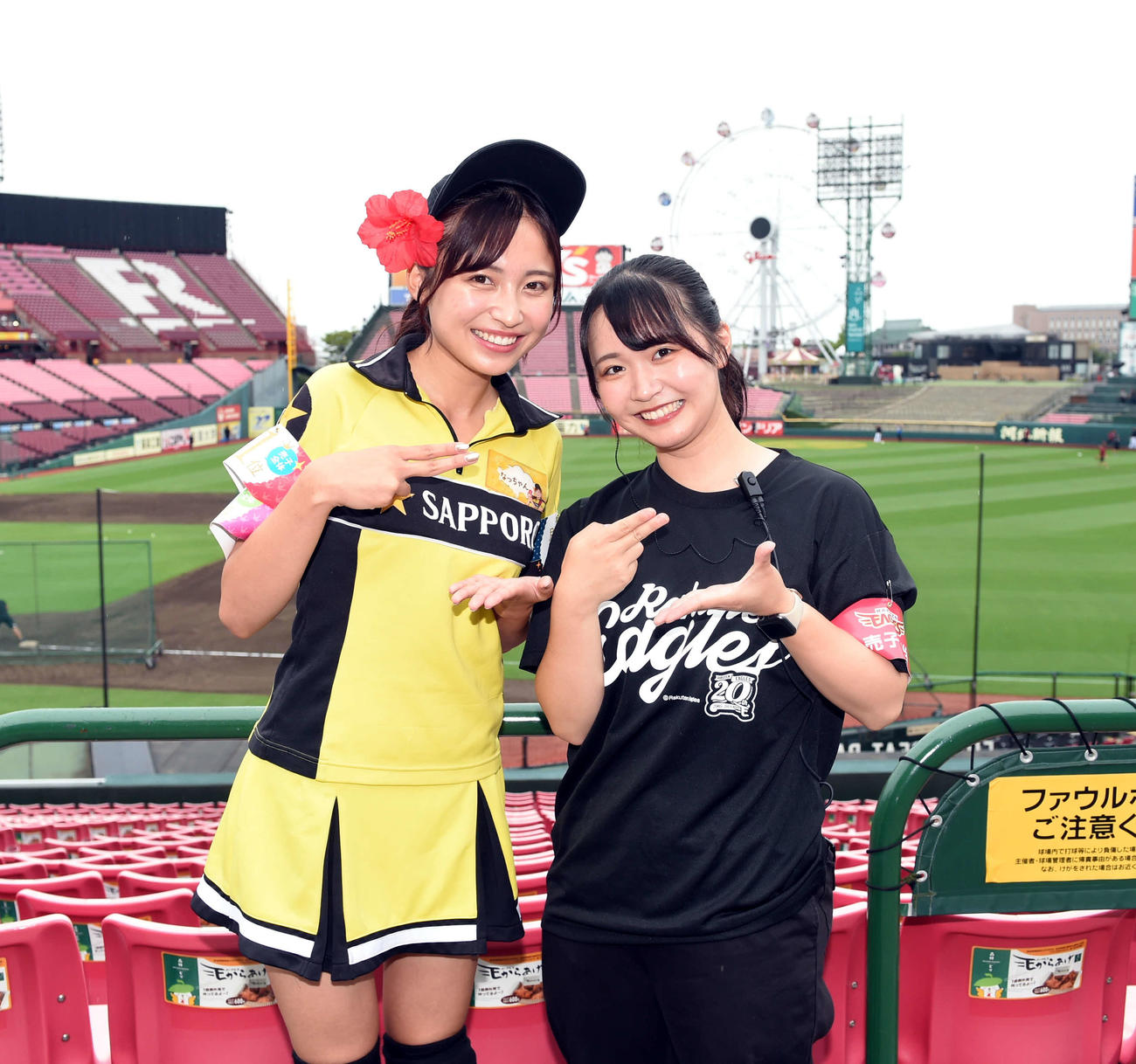 「いただき！」ポーズをするサッポロビール売り子のなっちゃん（左）とトレーナーの早坂菜々子さん（撮影・山田愛斗）