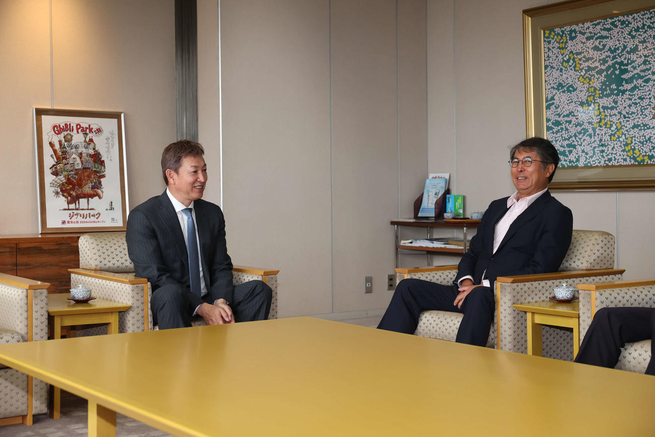 中日大島宇一郎オーナーに前半戦終了報告をする立浪監督
