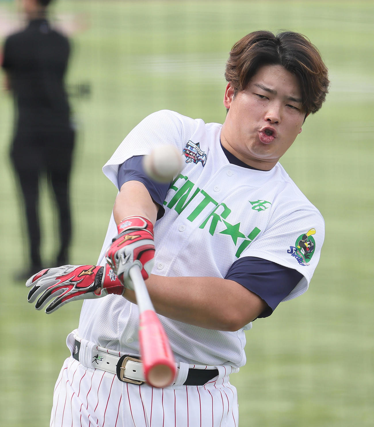 試合前、打撃練習するヤクルト村上（撮影・足立雅史）