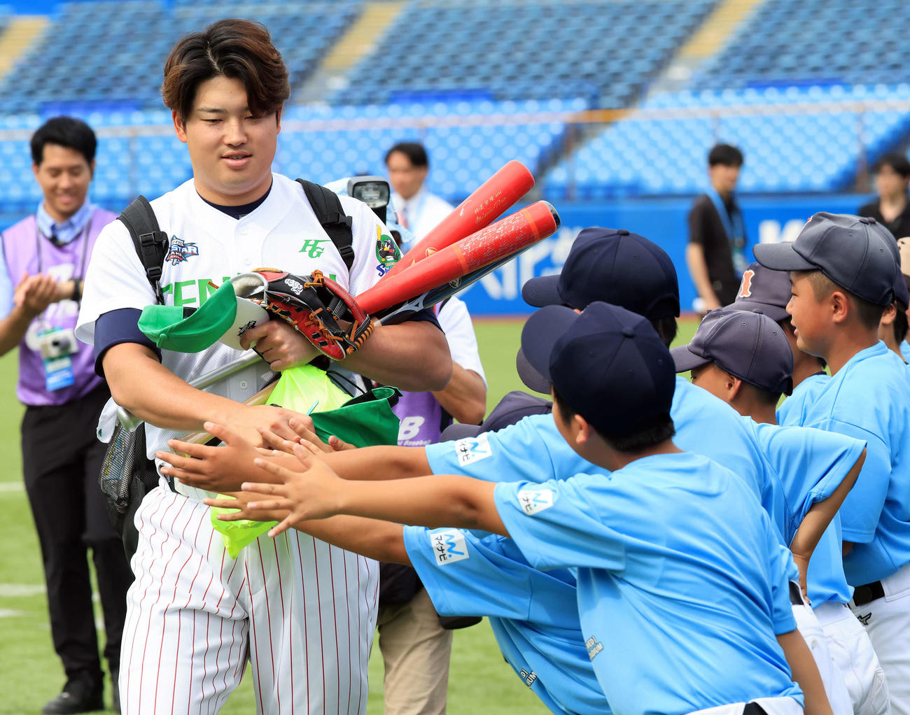 全セ対全パ　子どもたちと笑顔でハイタッチしながら練習に向かうヤクルト村上（撮影・浅見桂子）