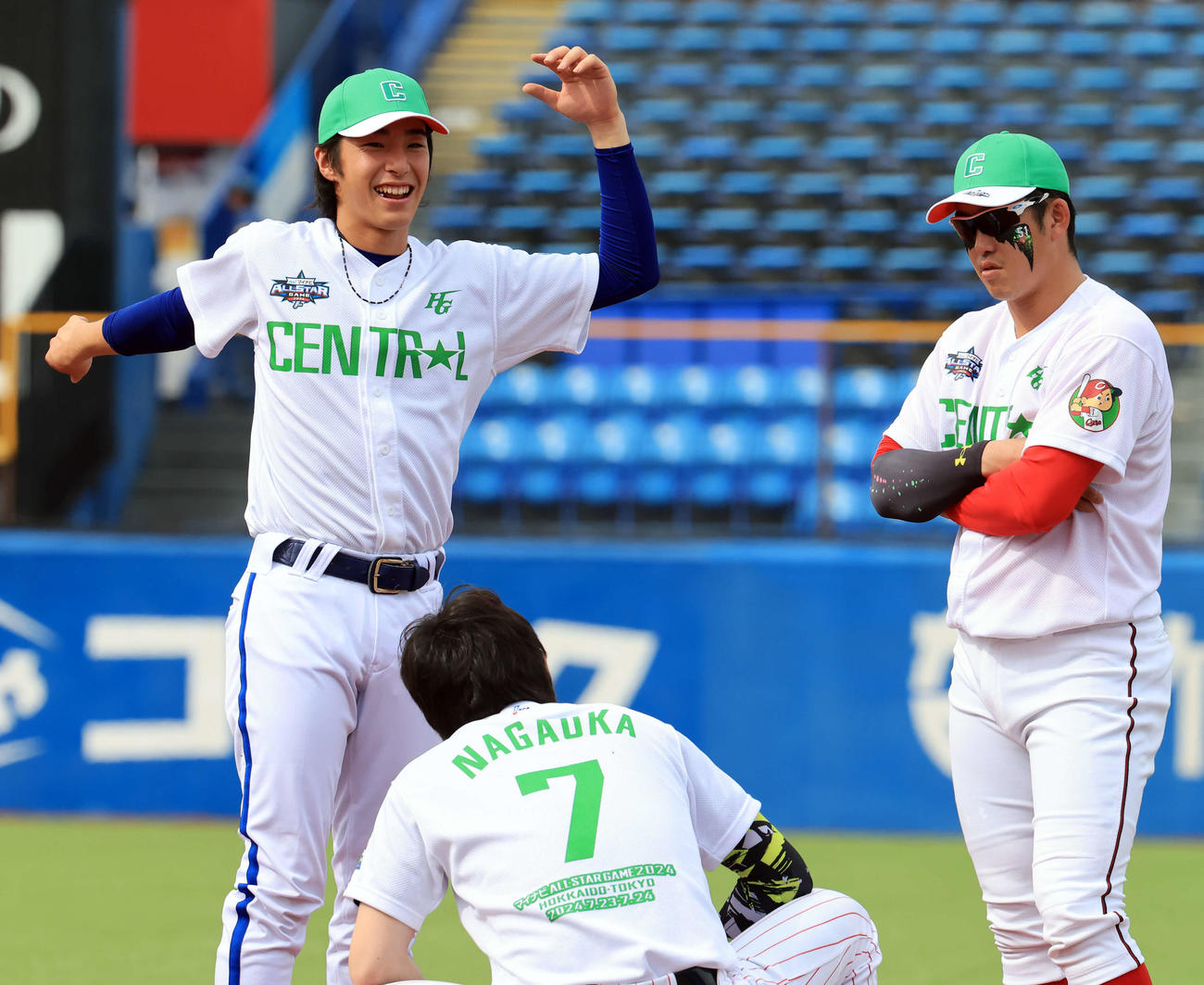 全セ対全パ　練習中、談笑するDeNA度会（左）、広島小園（右）ら（撮影・浅見桂子）