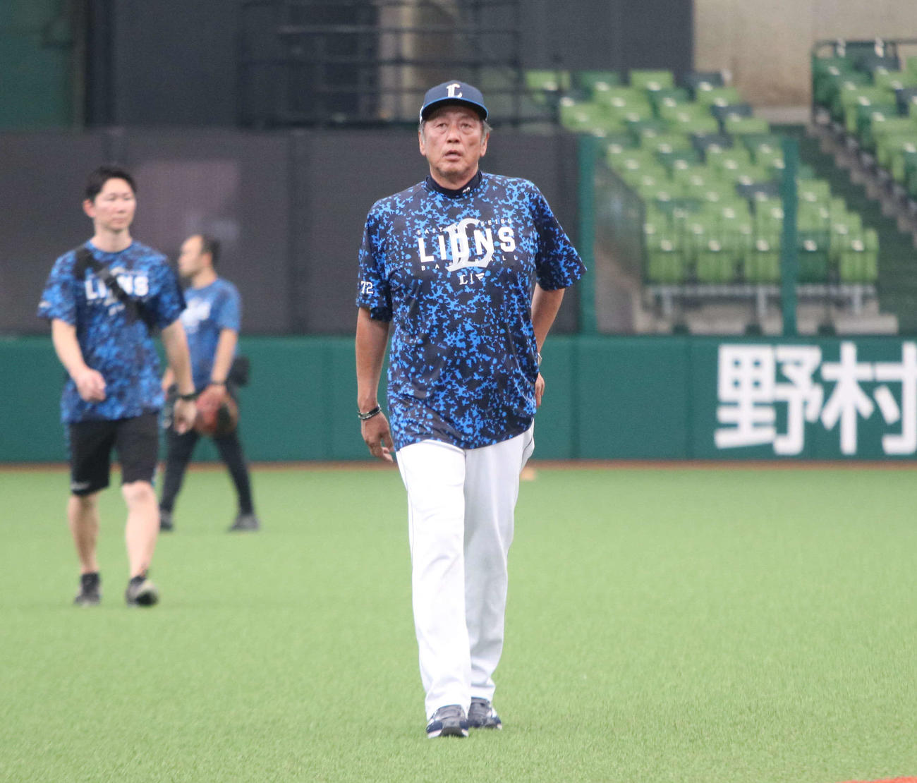 グラウンドを歩く西武渡辺GM兼監督代行（撮影・山崎純一）
