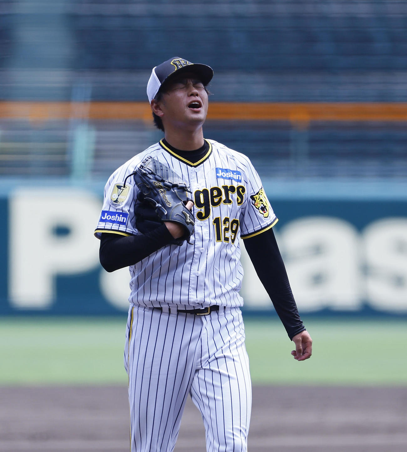シート打撃での登板を終え、悔しそうな表情を見せる阪神高橋（撮影・藤尾明華）