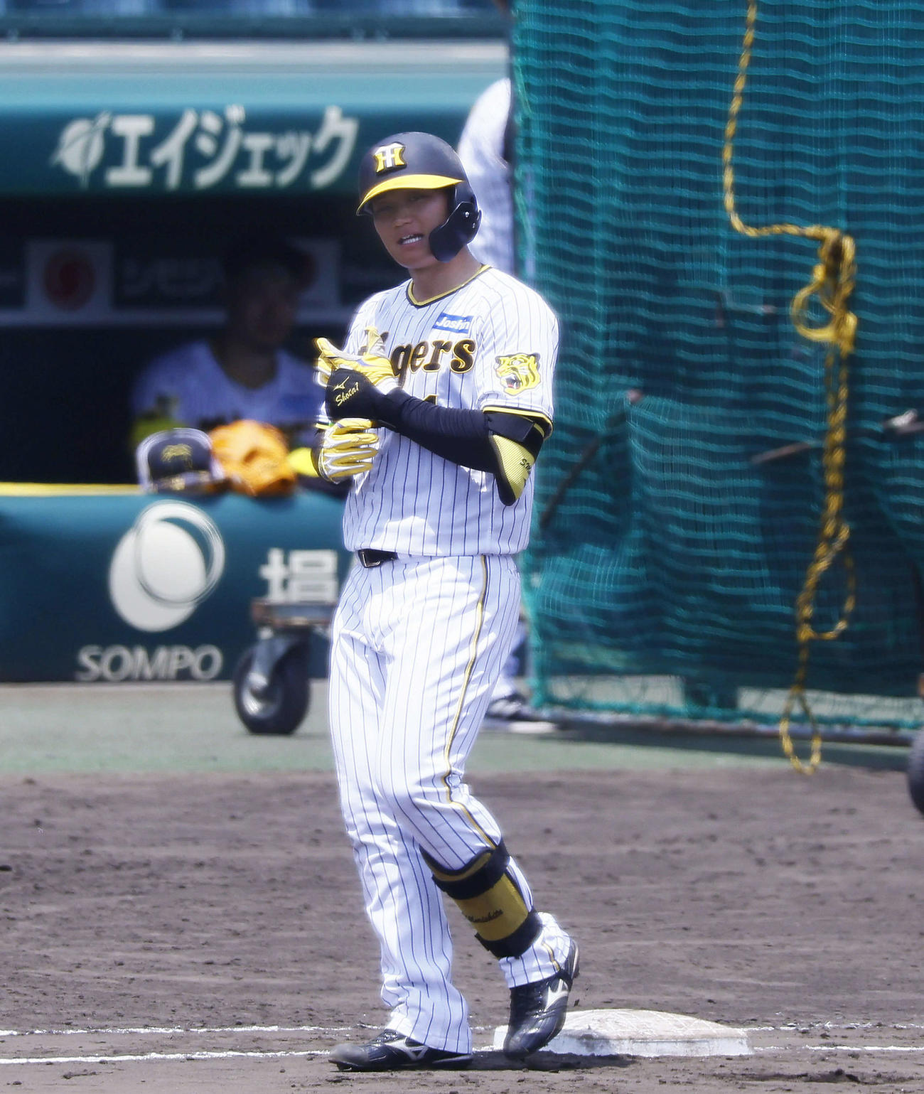 シート打撃で中飛に倒れ悔しそうにする阪神森下（撮影・藤尾明華）