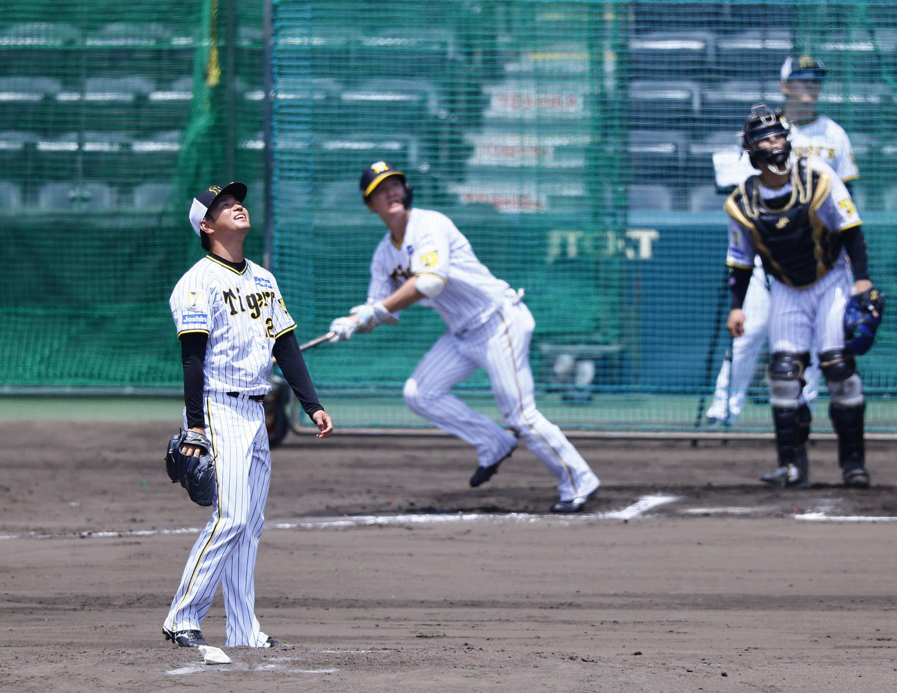 シート打撃で渡辺諒に左越えに本塁打を浴びる高橋（撮影・藤尾明華）