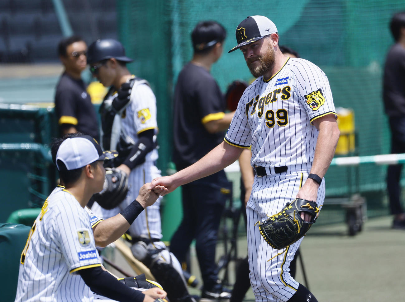 シート打撃での登板を終え、グータッチを交わす阪神ビーズリー（撮影・藤尾明華）