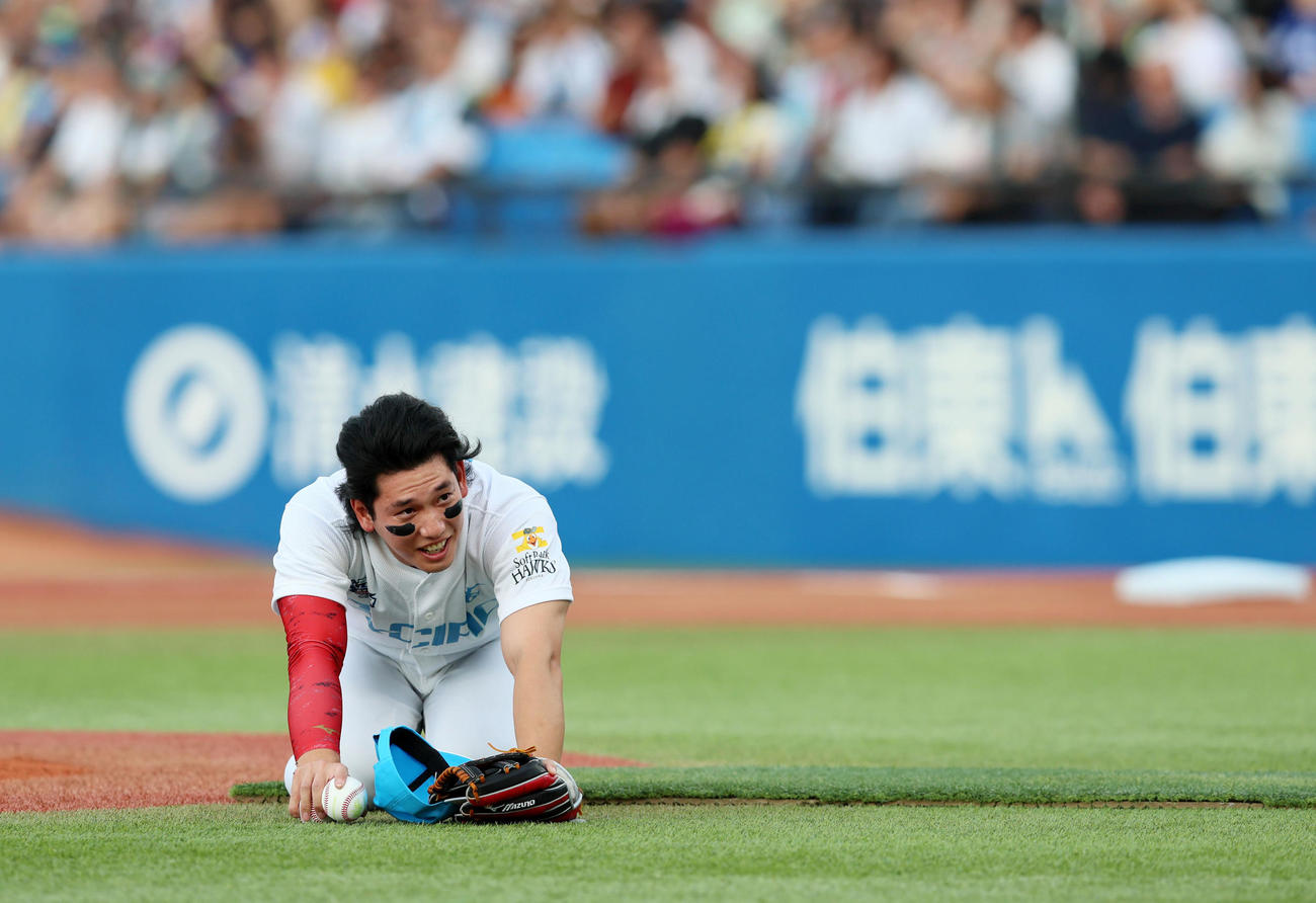 全セ対全パ　ホームランダービー決勝で近藤と山川相手に打撃投手を務める栗原は延長戦突入にグラウンドへへたり込む（撮影・加藤哉）