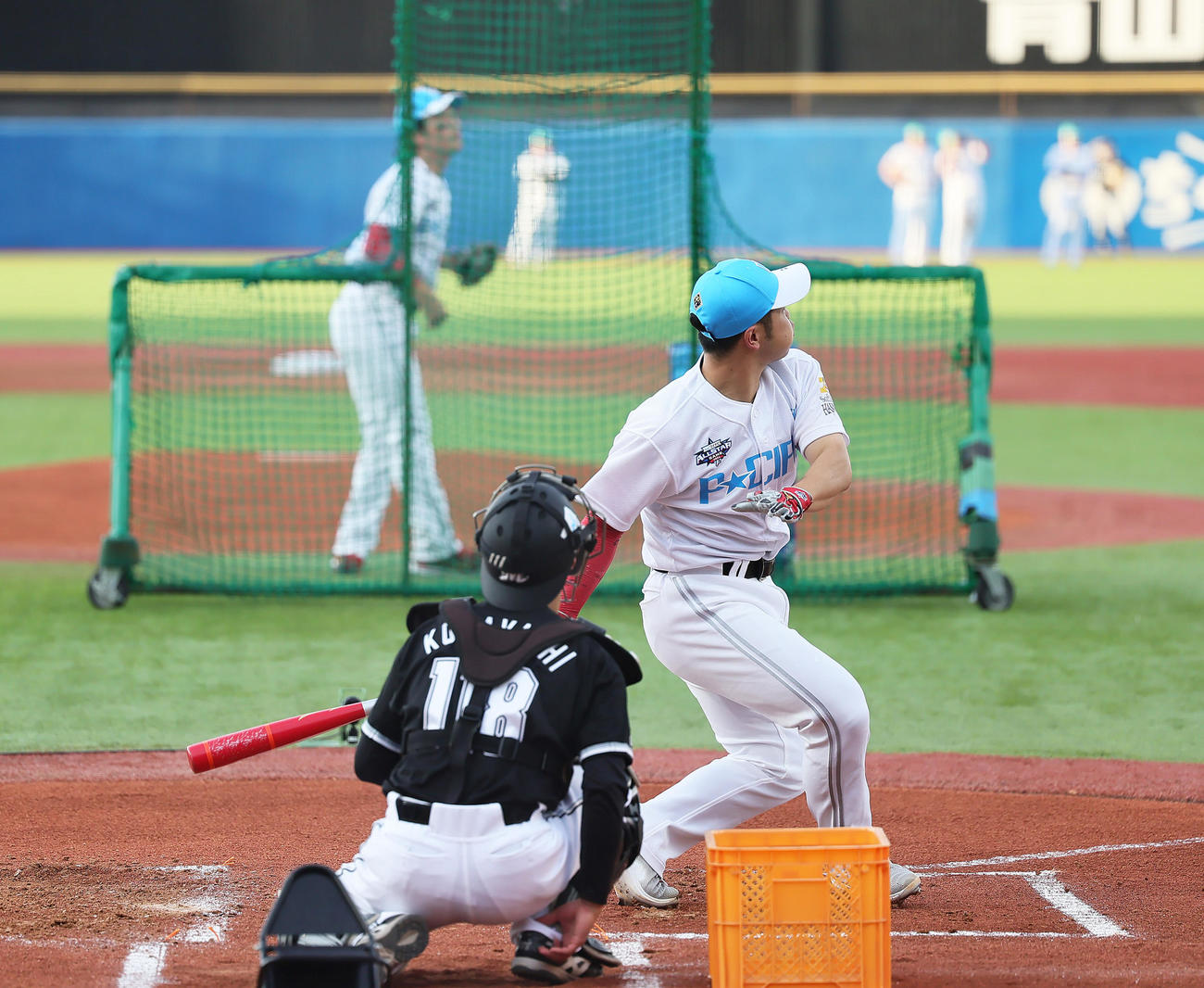 ホームランダービーで優勝したソフトバンク近藤。打撃投手栗原（撮影・足立雅史）