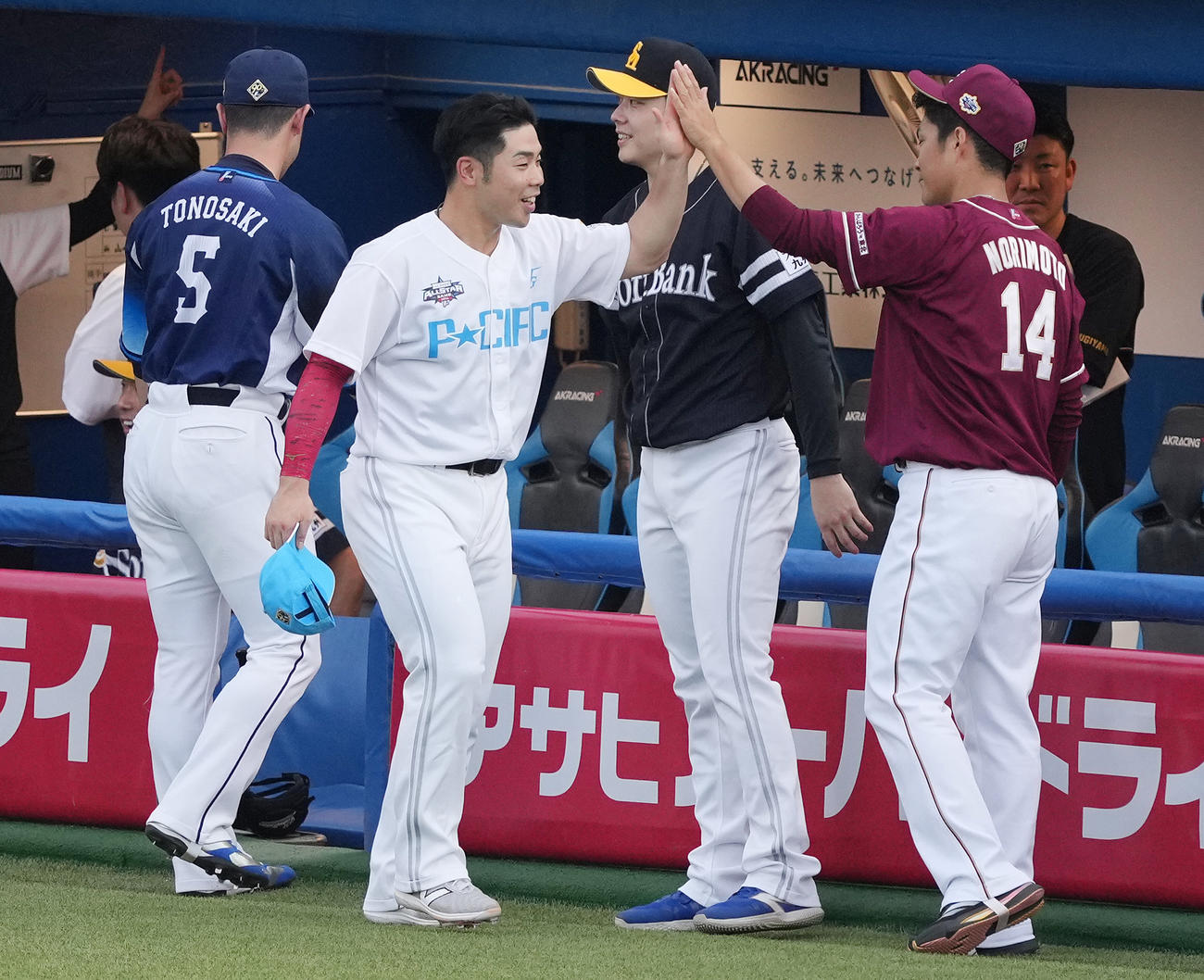 全セ対全パ　ホームランダービーで優勝し、ナインとハイタッチする全パ近藤（撮影・鈴木みどり）