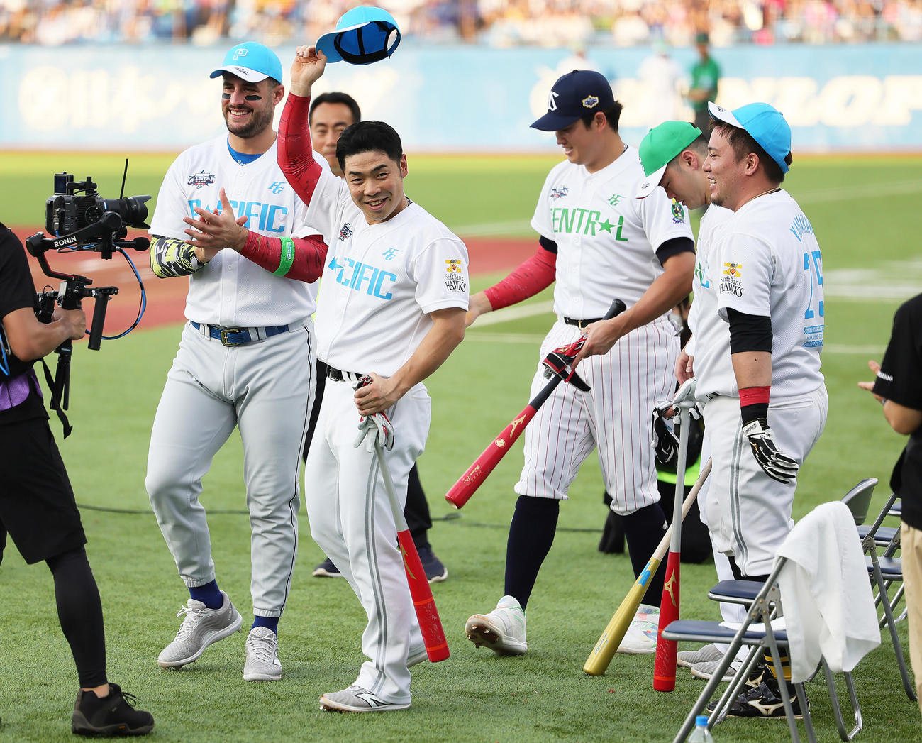 ホームランダービーで優勝したソフトバンク近藤（左から2人目）（撮影・足立雅史）