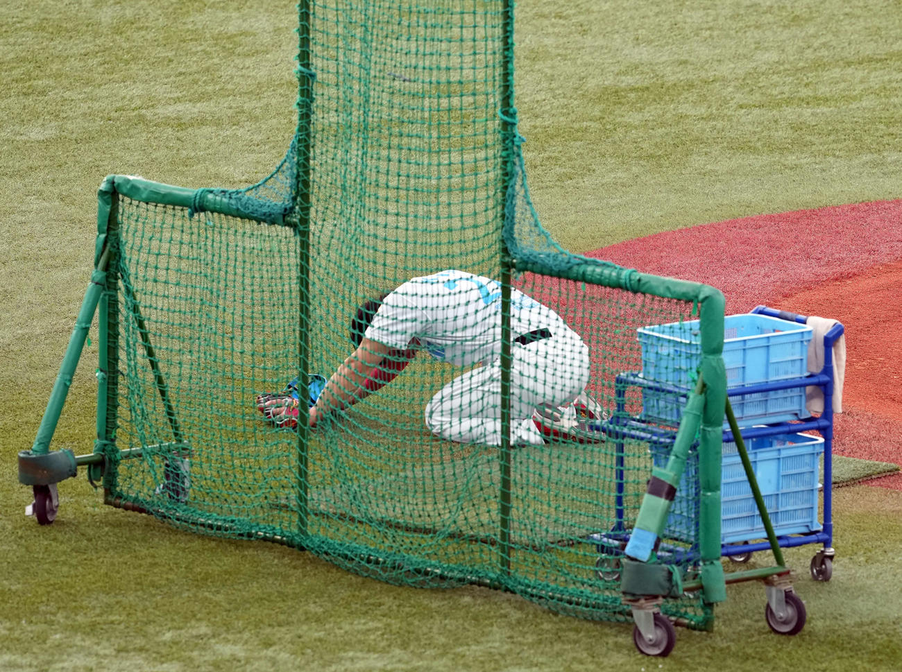 ホームランダービーで近藤健介、山川穂高の打撃投手を務めヘロヘロの栗原（撮影・たえ見朱実）