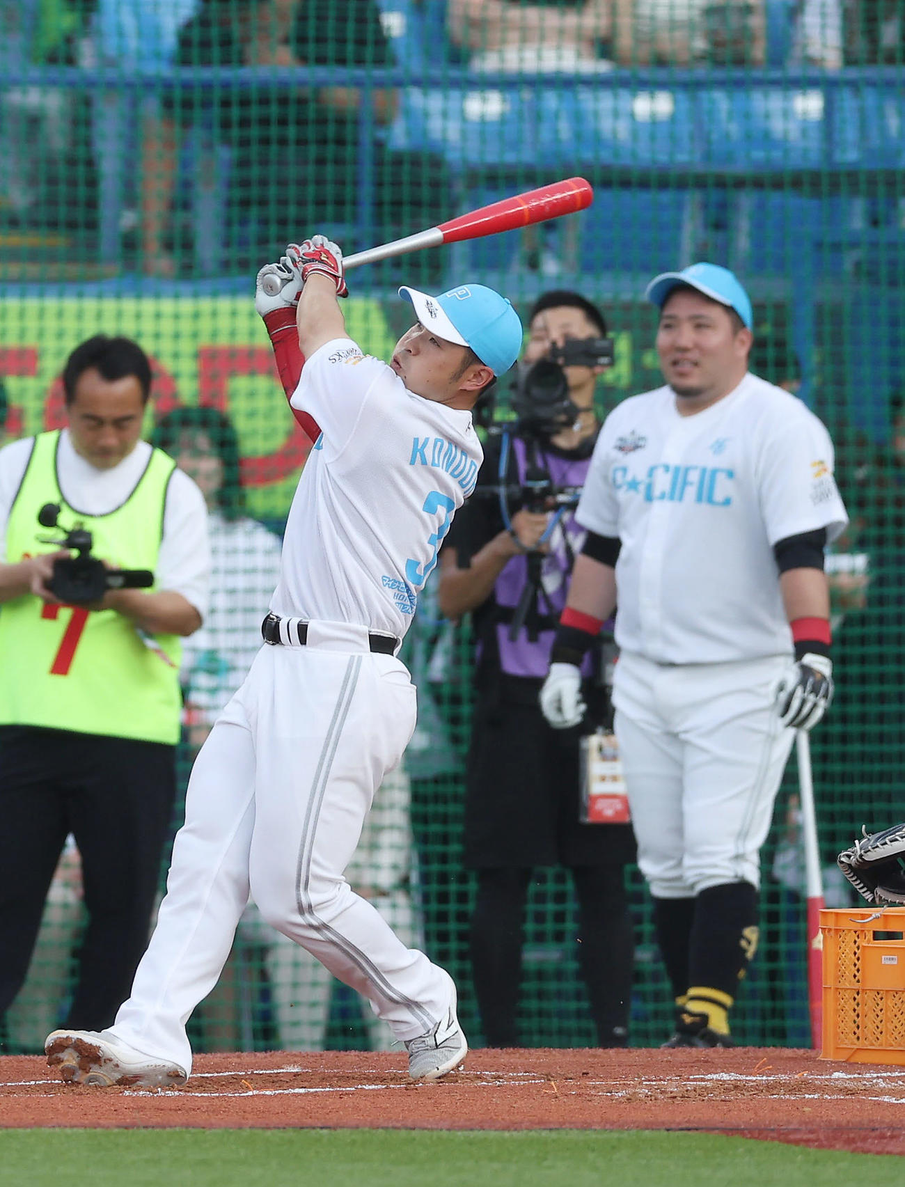 全セ対全パ　ソフトバンク山川（右）とのホームランダービー決勝戦に臨む近藤（撮影・前田充）