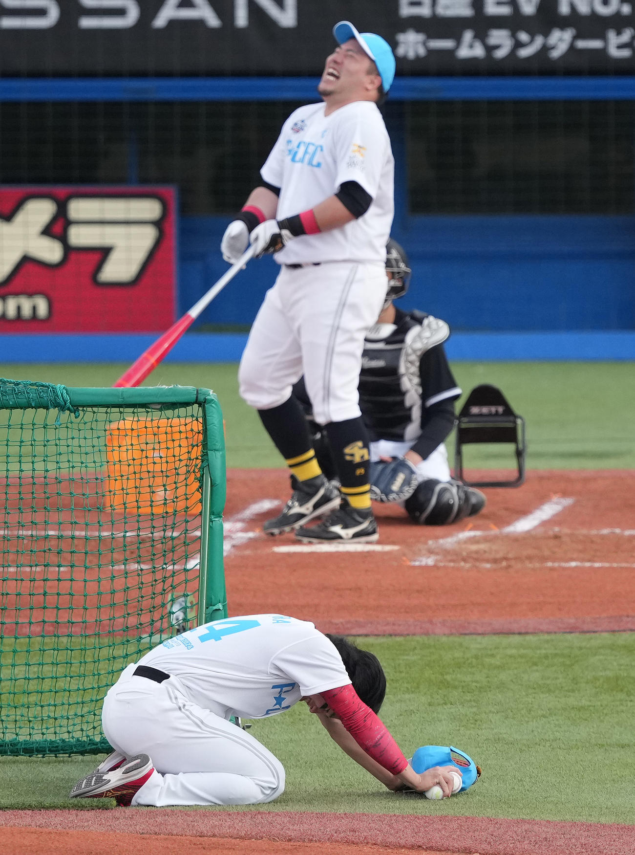 全セ対全パ　ホームランダービー決勝で山川が近藤に追いつき延長戦となり、両選手の打撃投手を務める栗原は倒れ込む（撮影・鈴木みどり）