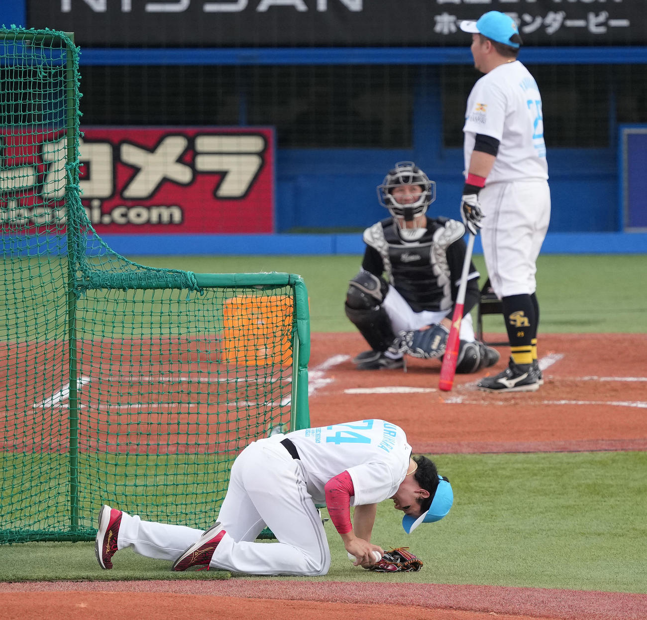 全セ対全パ　ホームランダービー決勝で山川が近藤に追いつき延長戦となり、両選手の打撃投手を務める栗原は倒れ込む（撮影・鈴木みどり）