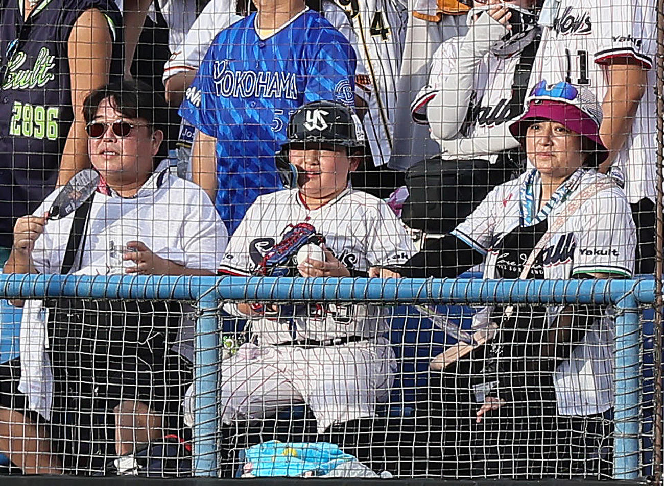 ヤクルト村上のホームランダービーの柵越えのボールを手にするそっくり少年（中央）（撮影・足立雅史）