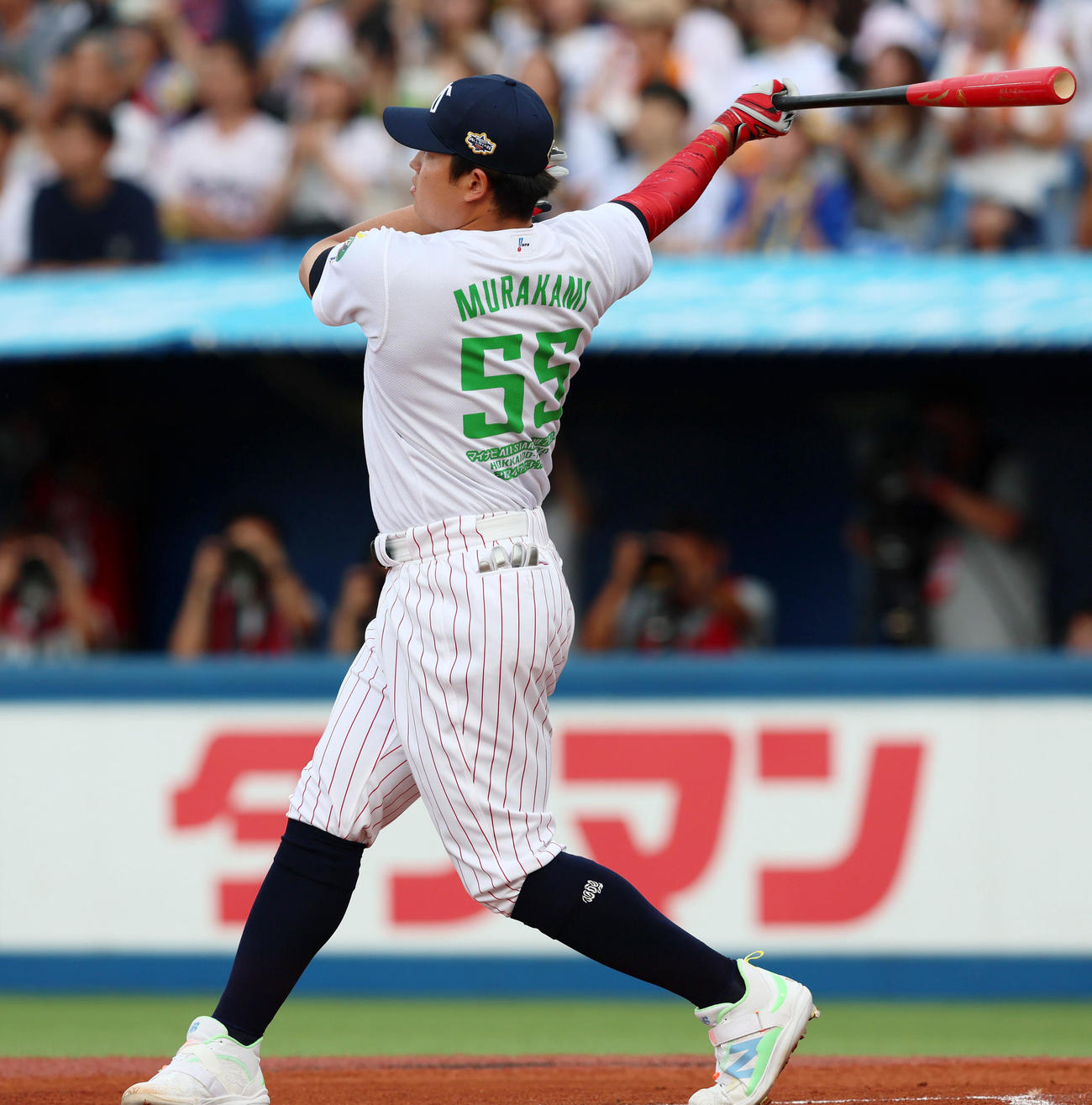 全セ対全パ　ホームランダービーで柵越え弾を放つ村上（撮影・加藤哉）