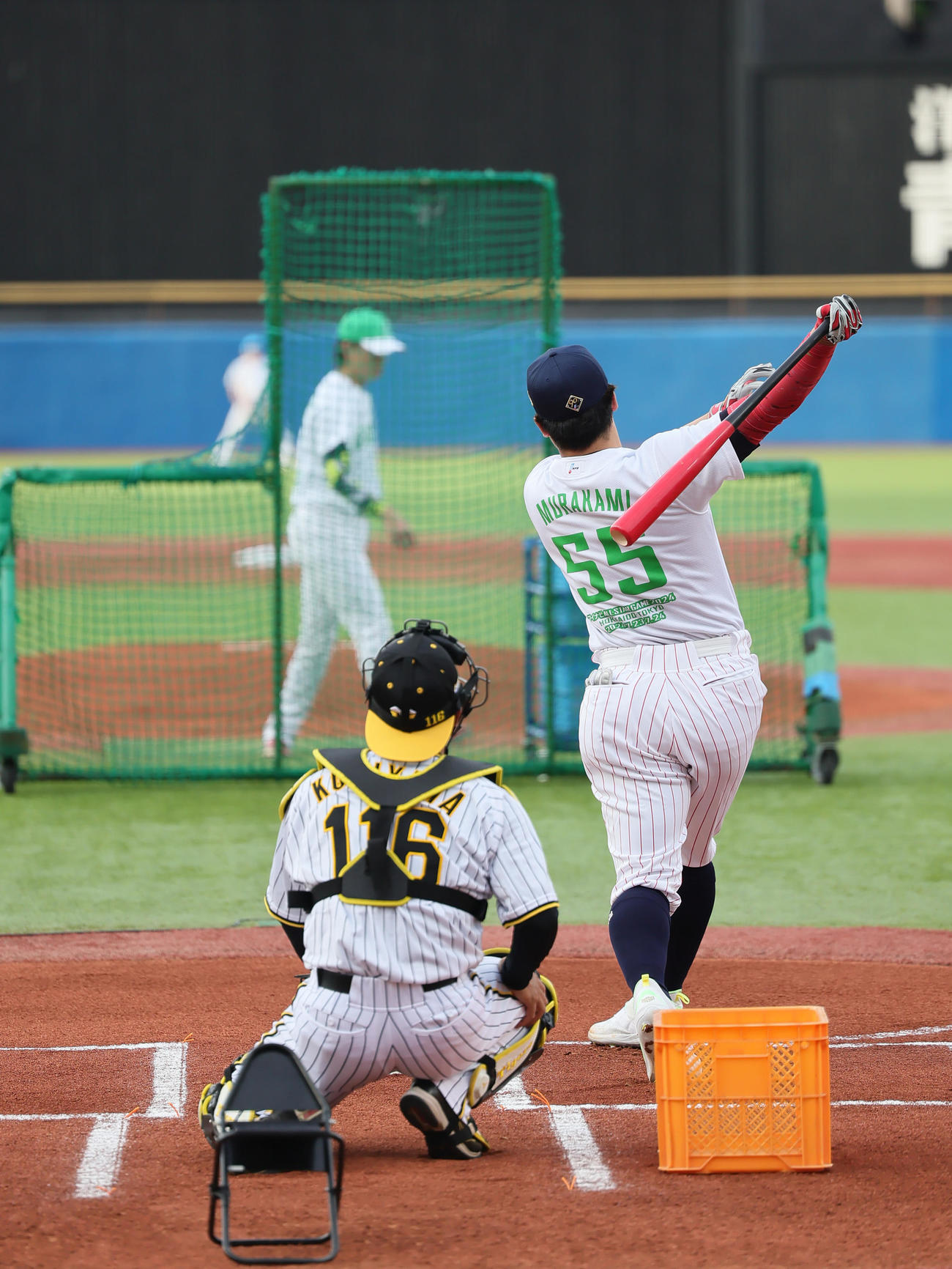 ホームランダービーで柵越えの当たりを放つヤクルト村上（撮影・足立雅史）