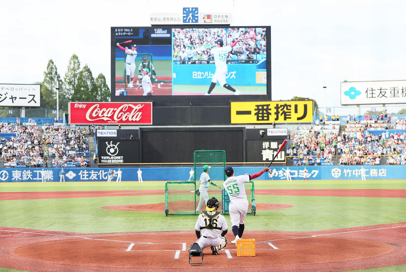 ホームランダービーで柵越えの当たりを放つヤクルト村上（撮影・足立雅史）
