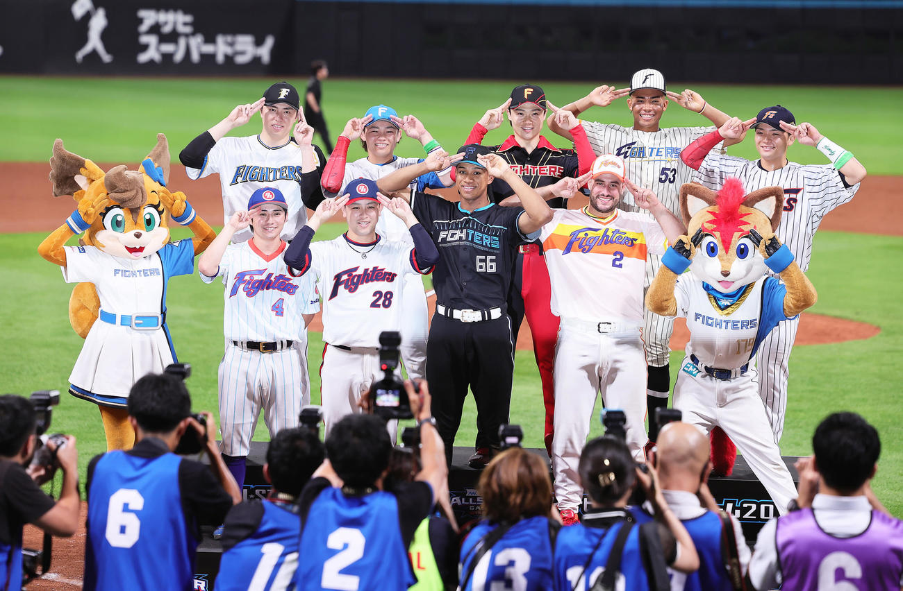 試合後、記念撮影に笑顔を見せる日本ハムの選手たち。前列左からポリー、上川畑、河野、万波、マルティネス、フレップ、後列左から田中正、田宮、山崎、水谷、郡司（撮影・足立雅史）