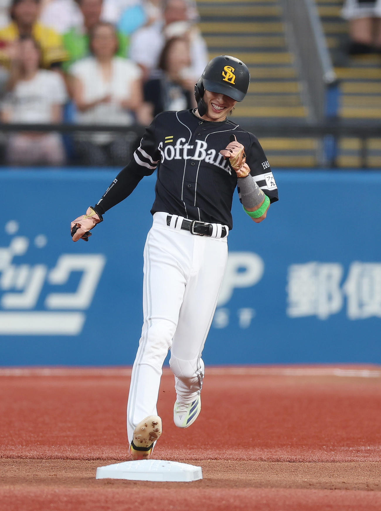 全セ対全パ　1回表全パ無死一塁、二盗を決める周東（撮影・前田充）