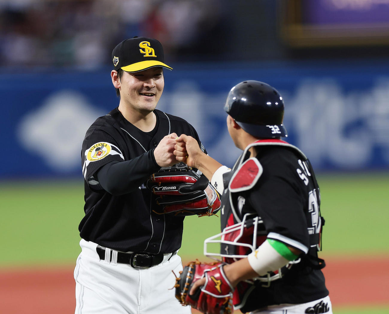 全セ対全パ　1回を3者凡退で終えタッチを交わす全パ有原（左）（撮影・足立雅史）