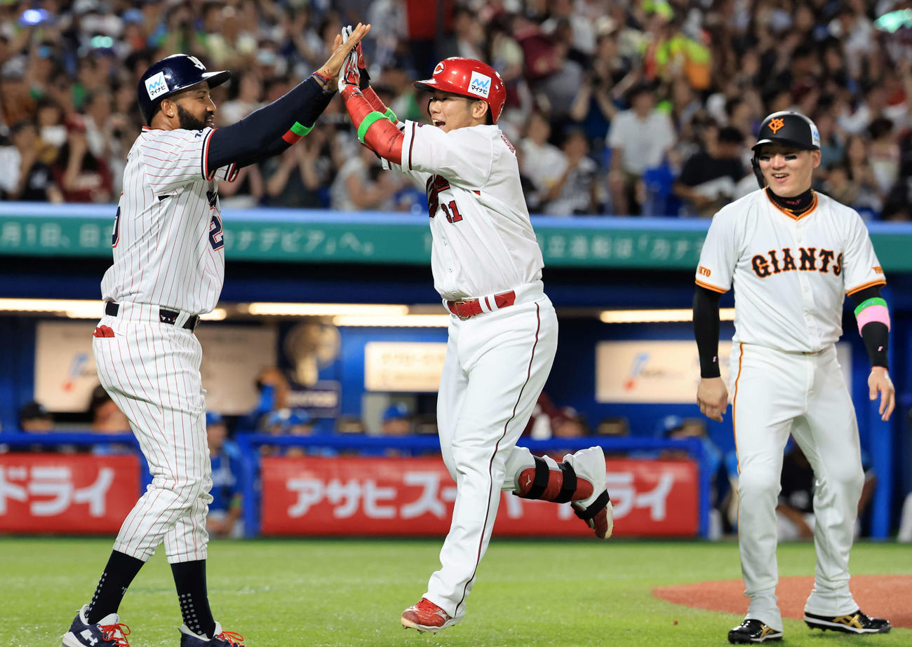 全セ対全パ　2回裏全セ2死満塁、坂倉（中央）は中越え満塁本塁打を放ちジャンプしてサンタナらとハイタッチ（撮影・浅見桂子）