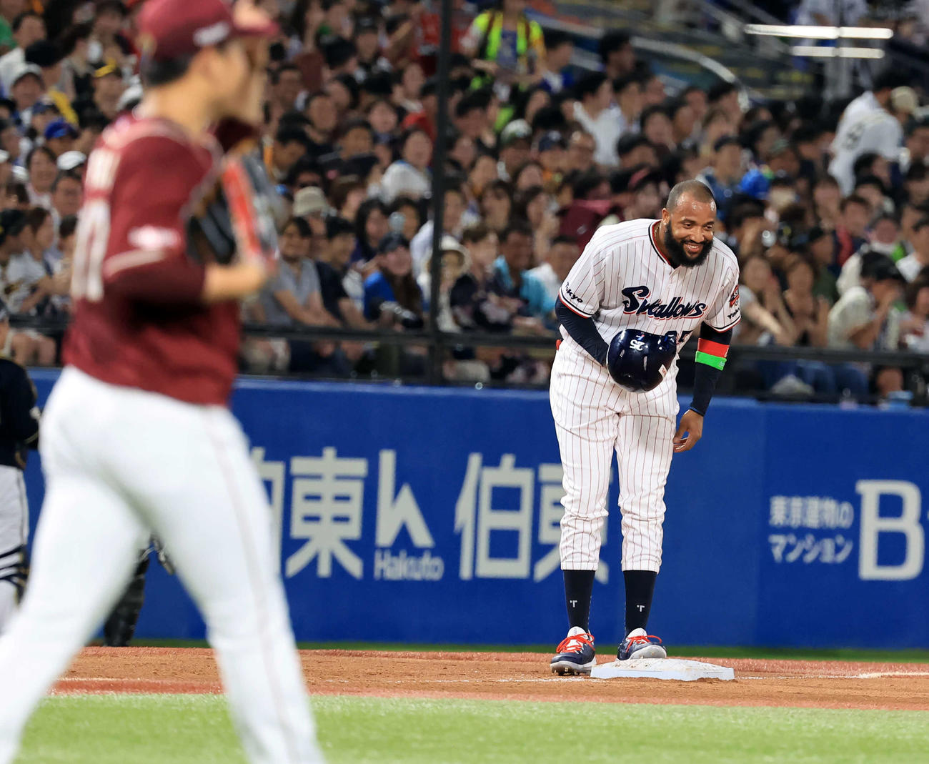 全セ対全パ　2回裏全セ1死満塁、度会が左飛も三塁走者サンタナが走れず脱帽して謝る。投手藤井（撮影・浅見桂子）
