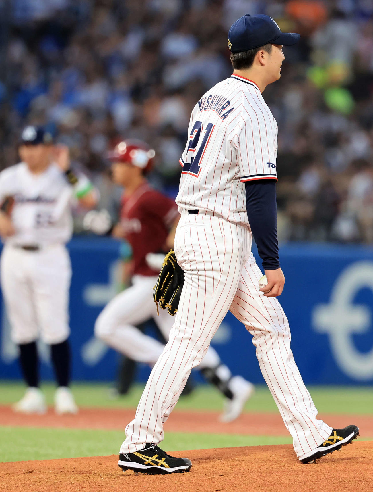 全セ対全パ　2表全パ無死、辰己涼介（後方）にソロ本塁打を許した吉村（撮影・浅見桂子）