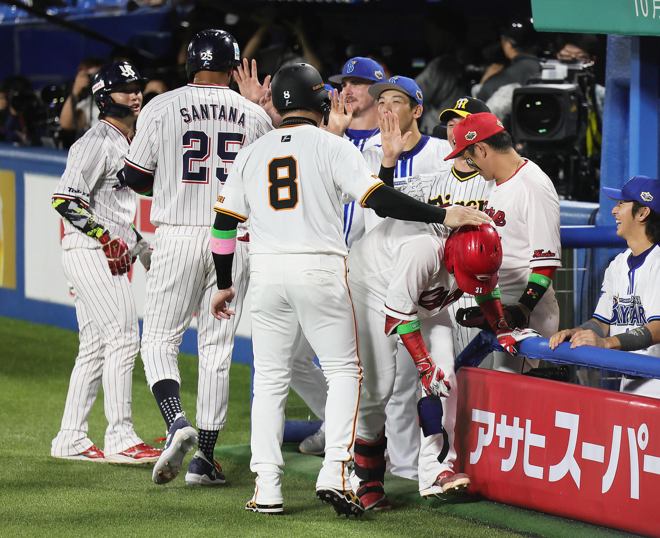 全セ対全パ　2回裏全セ2死満塁、坂倉（手前右端）は満塁本塁打を放ち祝福される（撮影・足立雅史）