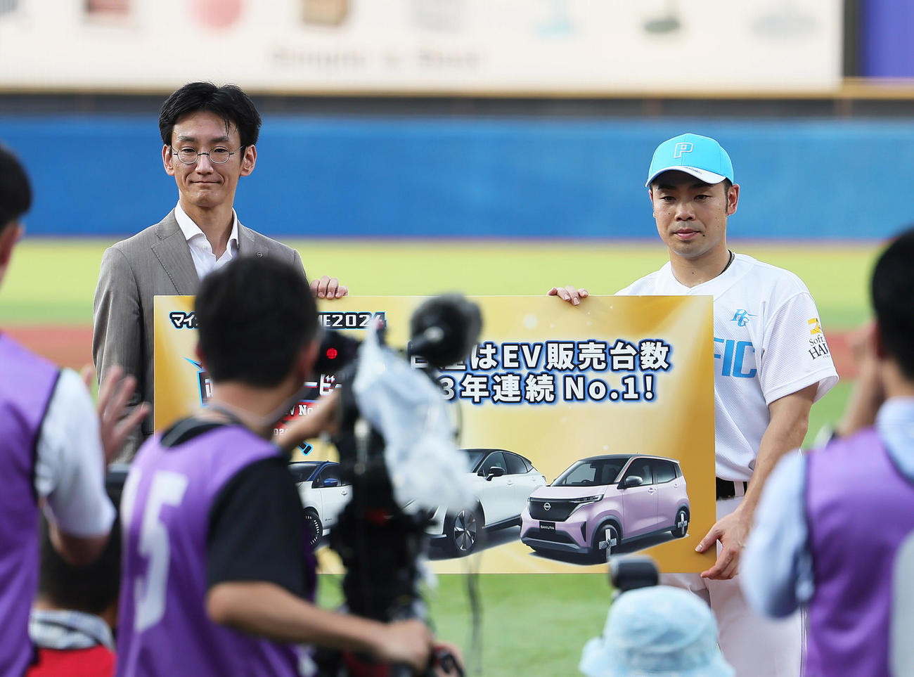 ホームランダービー表彰式で優勝したソフトバンク近藤（右）にパネルを手渡す日産自動車株式会社日本マーケティング本部チーフマネジャー寺西章氏（撮影・足立雅史）