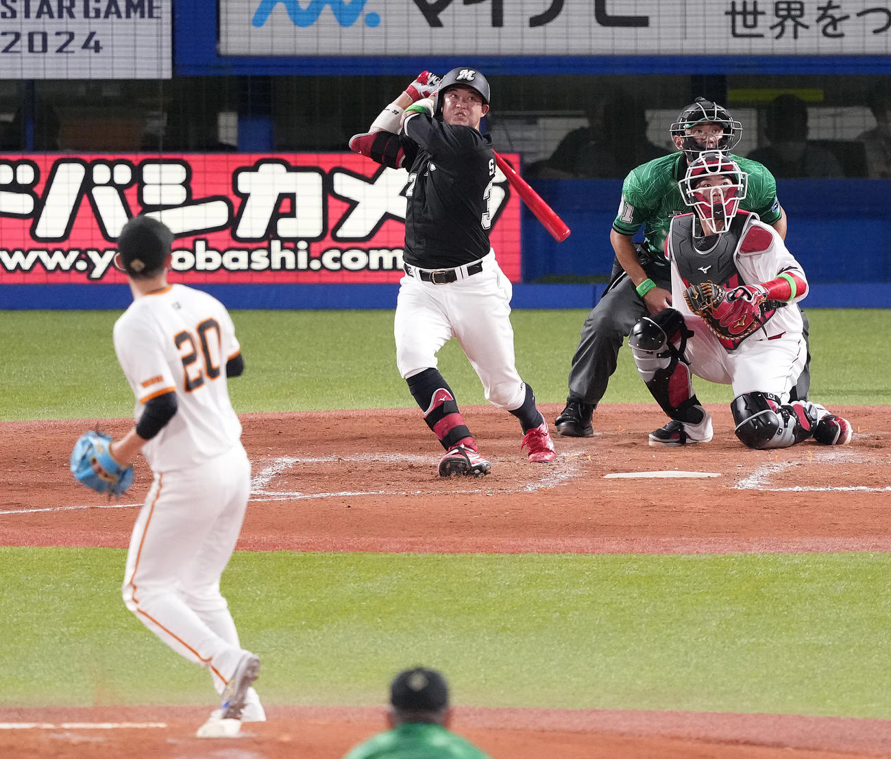 全セ対全パ　3回表全パ2死一、三塁、左適時二塁打を放つ佐藤。投手戸郷（撮影・鈴木みどり）