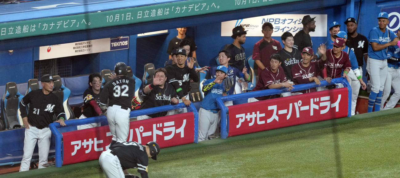 全セ対全パ　2回表全パ2死一塁、周東の右越え二塁打で生還した一走佐藤を迎えるナイン（撮影・たえ見朱実）